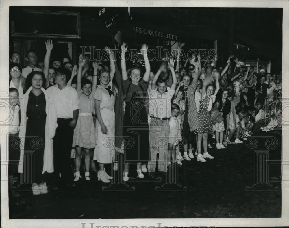 1934 Press Photo Crowd at the Auto Float parade at Superior, Lakeview - Historic Images