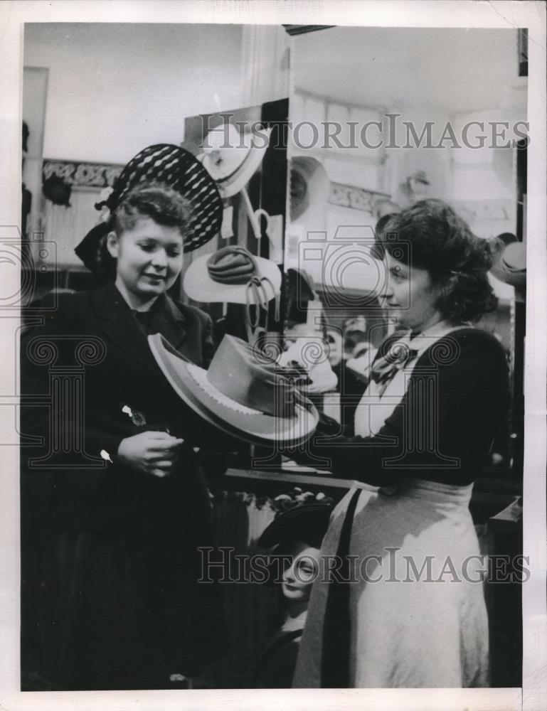 1948 Press Photo V. Minova at Exhibition Summer Hats in Leningrad House of Trade - Historic Images