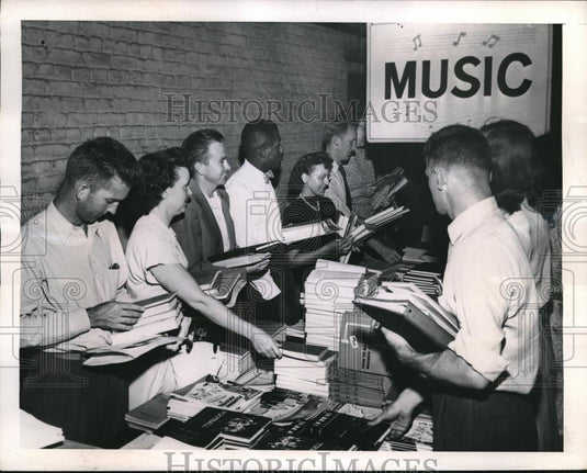 1949 Press Photo Students At Columbia University's Teachers College Get Books - Historic Images