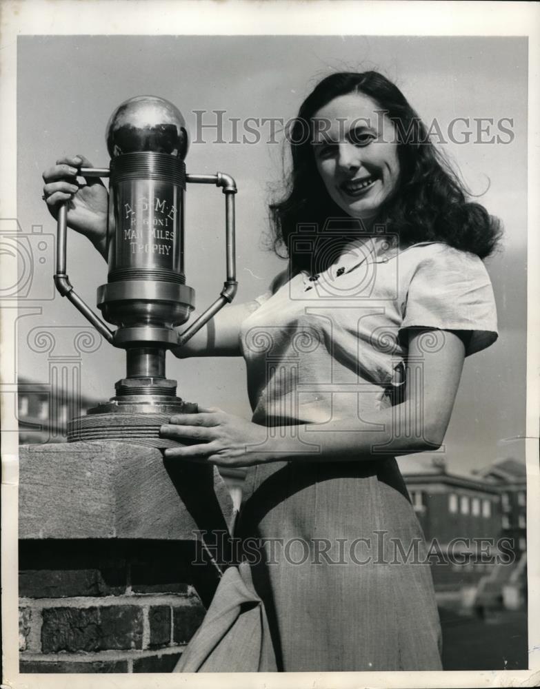 1950 Press Photo Lila Williams holding the Man Miles Trophy developed by the - Historic Images