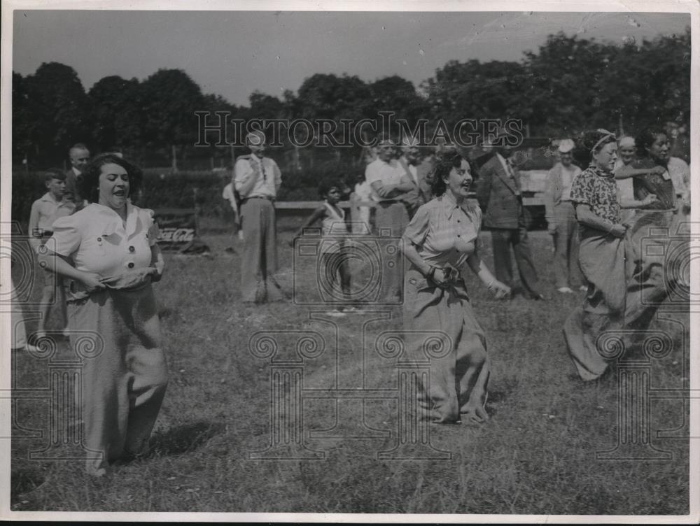 1938 Press Photo Sack Race for Women at VFW Picnic, Saint Germaine Stadium - Historic Images