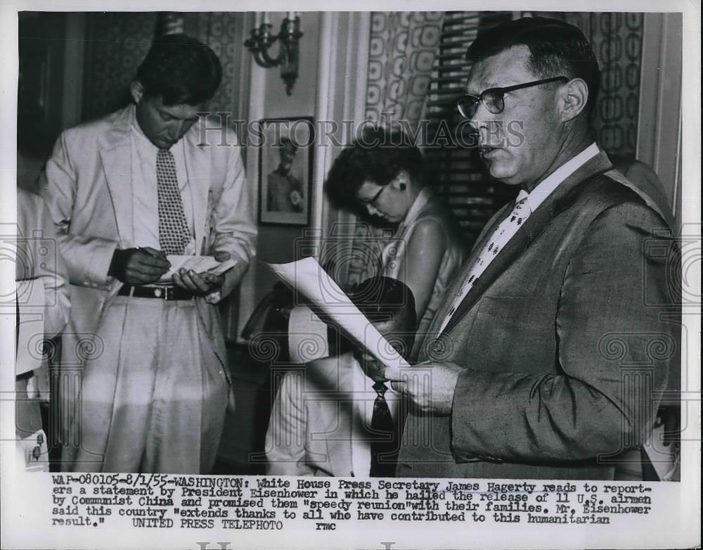 1955 Press Photo Press Secretary James Hagerty Reads President Eisenhower Note - Historic Images