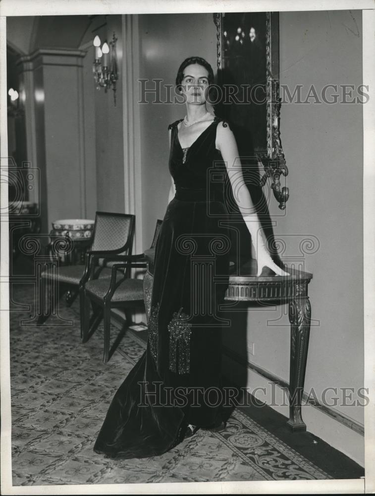 1933 Press Photo Miss Natalie Merrill at New Ball in NYC - Historic Images