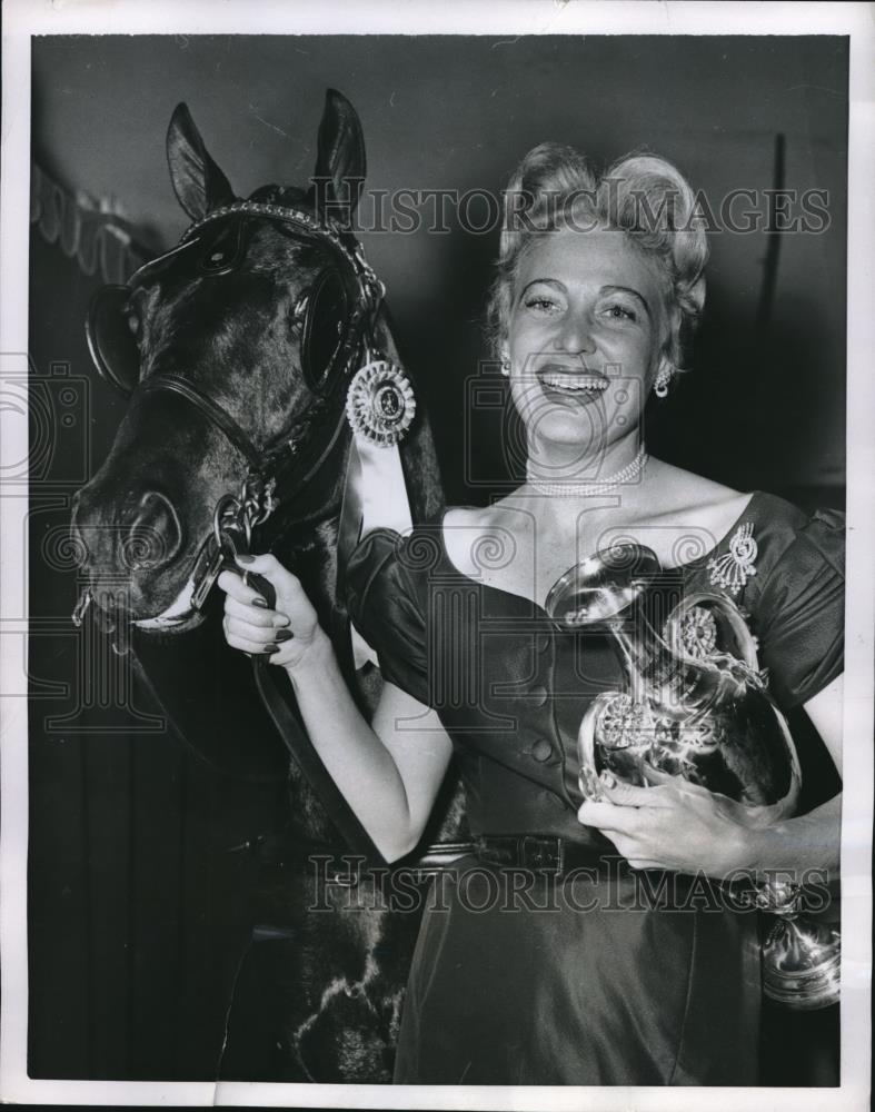 1952 Press Photo Josephine De Segura, Former Polo Star, Wins Gerken Horse Trophy - Historic Images