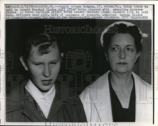 1960 Press Photo Judith Arlene Hodges Charged with Smuggling, Dep. Gladys Hall - Historic Images