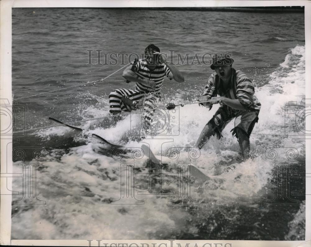 1949 Press Photo Buddy Brown &amp; William Bronner, trick swimming performers - Historic Images