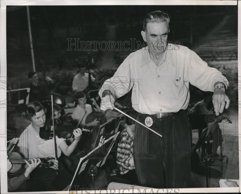 1951 Press Photo Dr. Joseph Maddy conducting National High School Orchestra - Historic Images