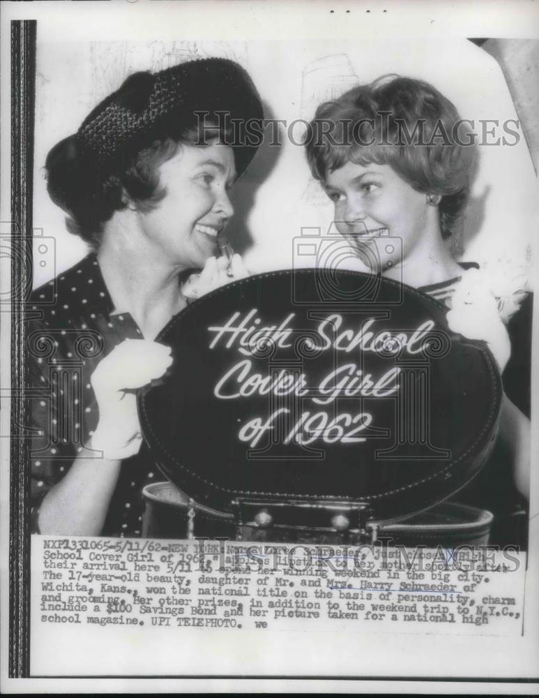 1962 Press Photo High School Cover Girl 1962 17 year old Nora Schraeder with Mom - Historic Images