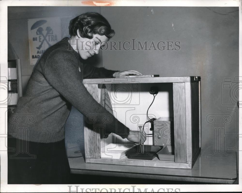 1959 Press Photo Barbara Ann Froelich with a portable dark room - Historic Images