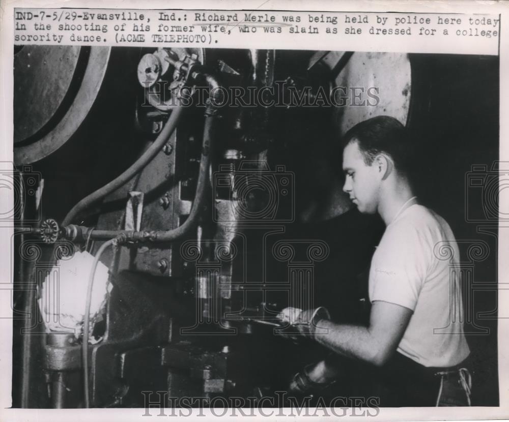 1949 Press Photo Richard Merle, held by police for shooting of his former wife - Historic Images