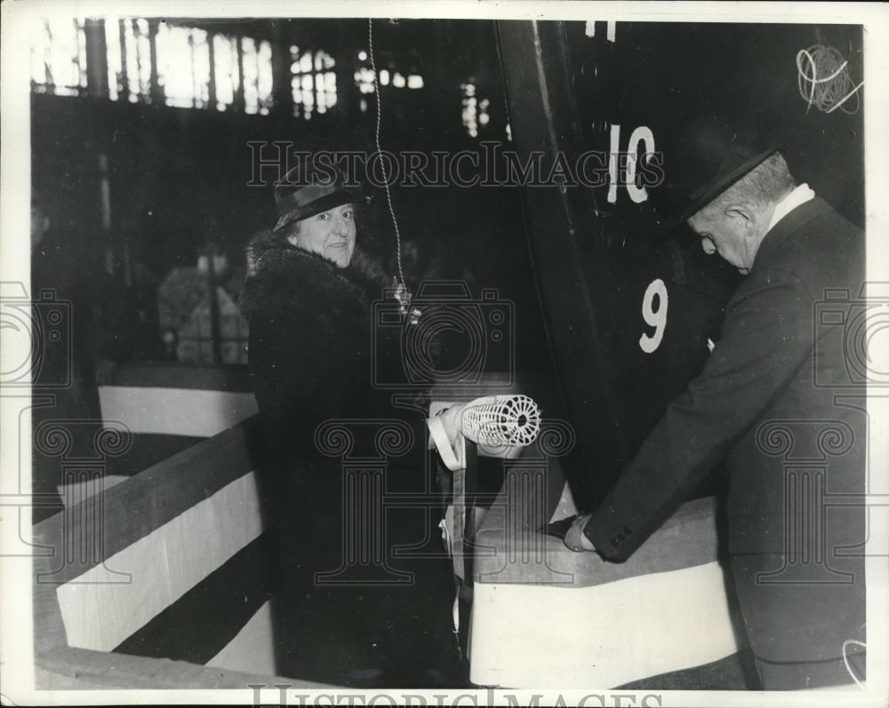 1935 Press Photo Mrs. J.J. Maguire Christens Oil Tanker, Sacony-Vacumm - Historic Images