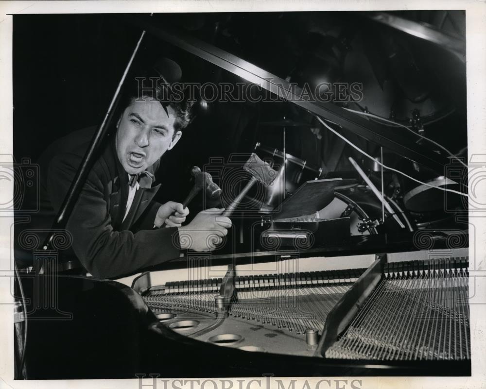 1944 Press Photo Hy Fidelman hamming out tune on a piano - neb60906 - Historic Images