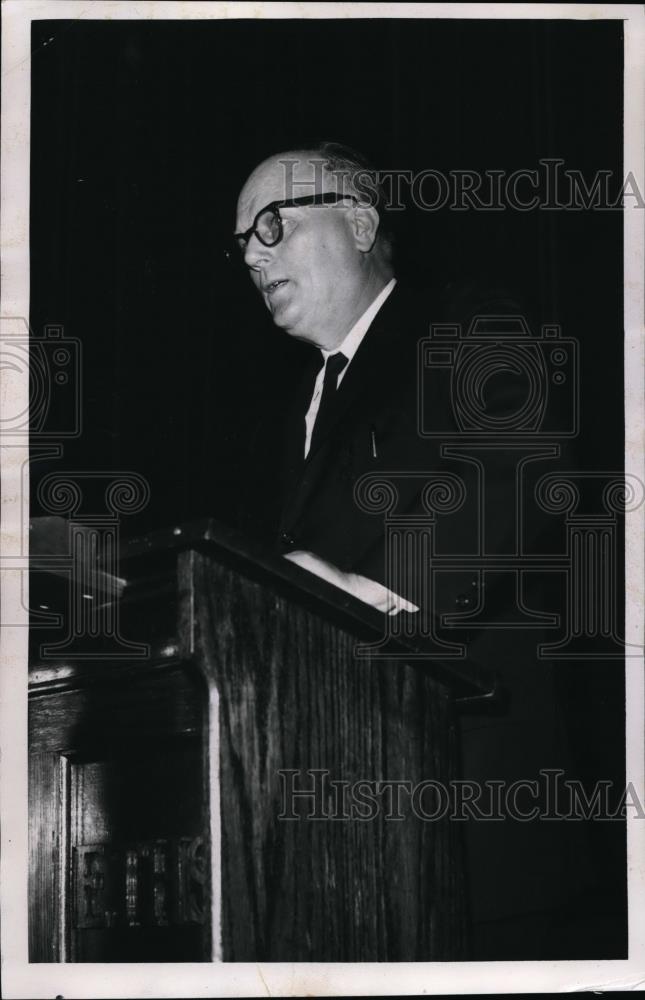 1962 Press Photo John Lee speaking in front of his colleagues - neb60865 - Historic Images