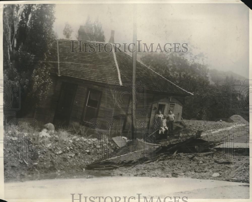 1930 Press Photo Utah Farmers Look At Wreckage From Flood And Storms - Historic Images