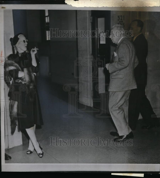 1955 Press Photo Tommy Manville gives a passing glance to his estrange wife - Historic Images