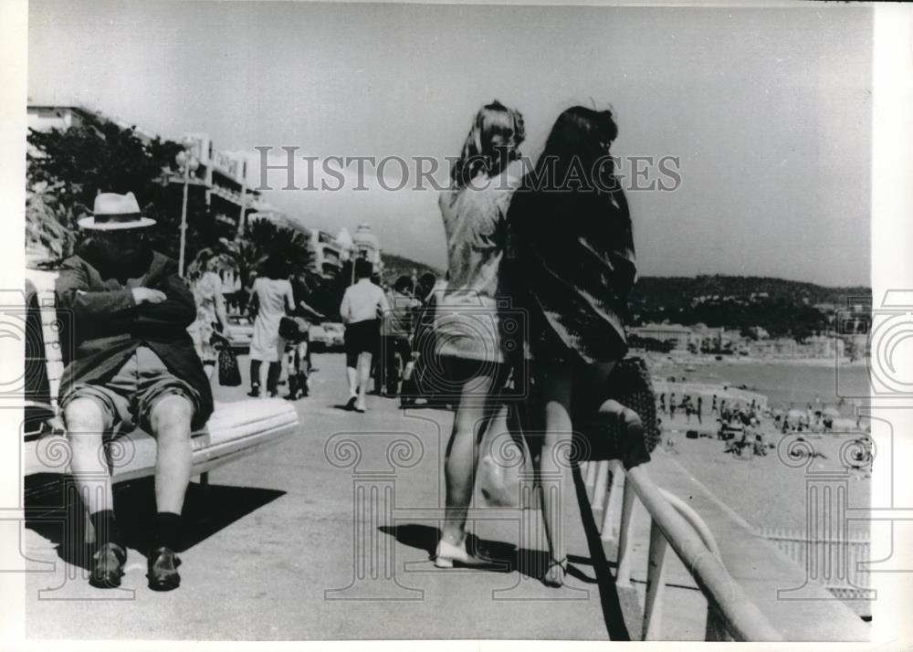 1969 Press Photo An elderly gentleman sitting on a bench on the famous - Historic Images