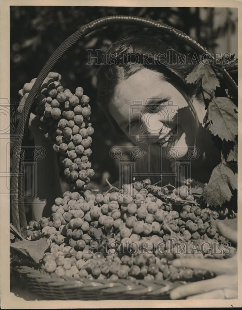 1923 Press Photo Mrs. Donald McGee, Grape Fete, Kentfield - Historic Images