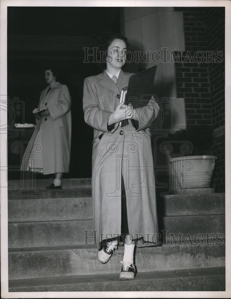 1950 Press Photo Pat On Her Way To Class In Hickman Hall - neb66143 - Historic Images