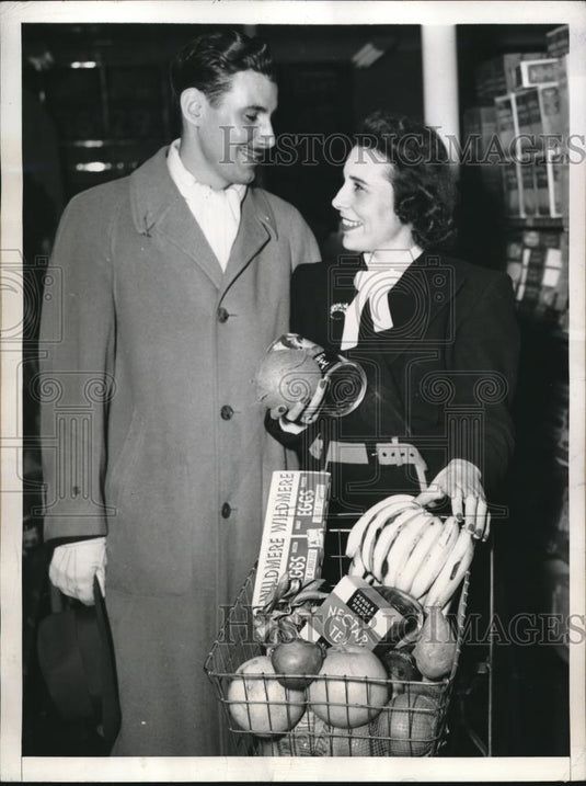 1946 Press Photo Mrs Lehrens, British war bride & husband grocery shopping - Historic Images