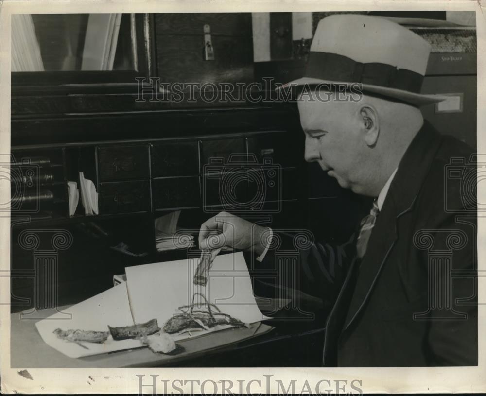 1933 Press Photo Detective Elmer Balll &amp; bomb fragments - neb65578 - Historic Images