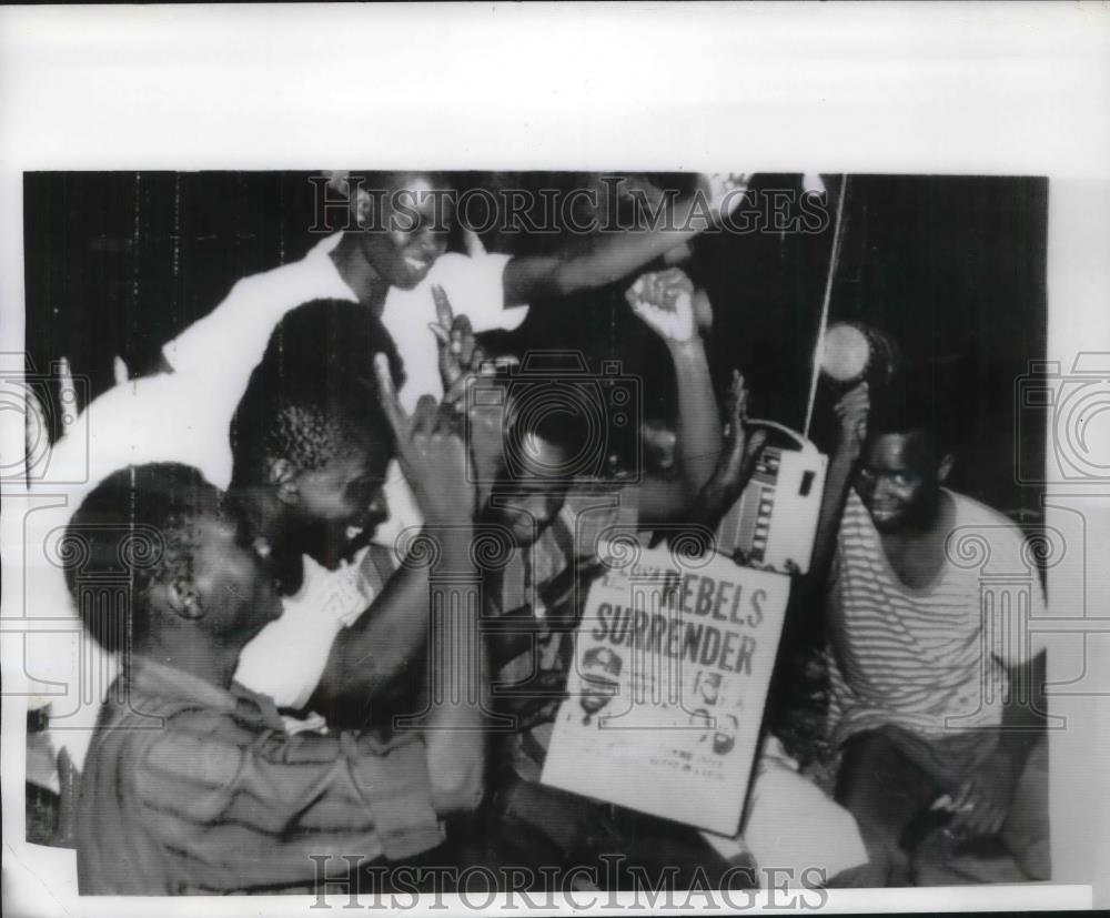 1970 Press Photo Men in Nigerian Capital Jubilation 2 1/2 yr war has ended - Historic Images