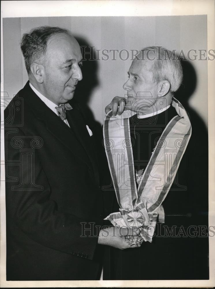 1944 Press Photo Right Rev. William Manning is Awarded by Konstantin Fotitch - Historic Images