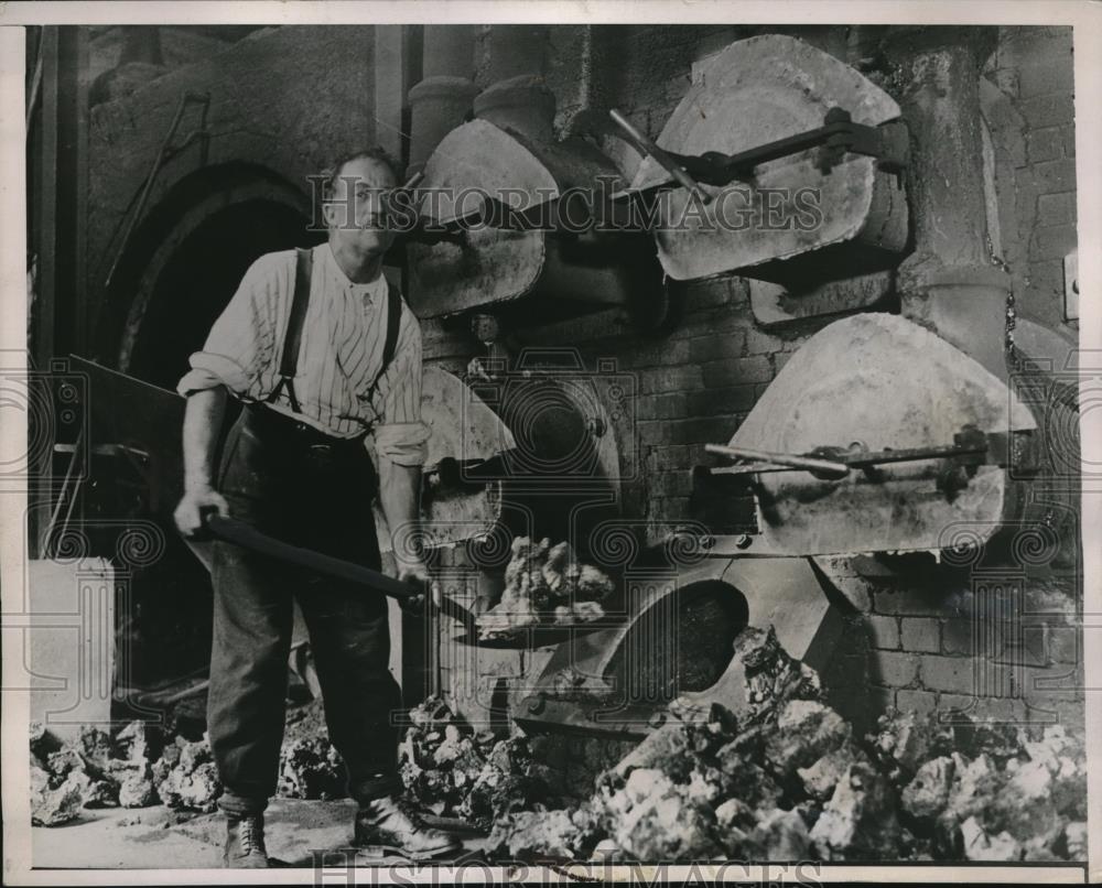 1937 Press Photo Arthur Miller Goudhurst Kent England Gas Oven Worker - Historic Images