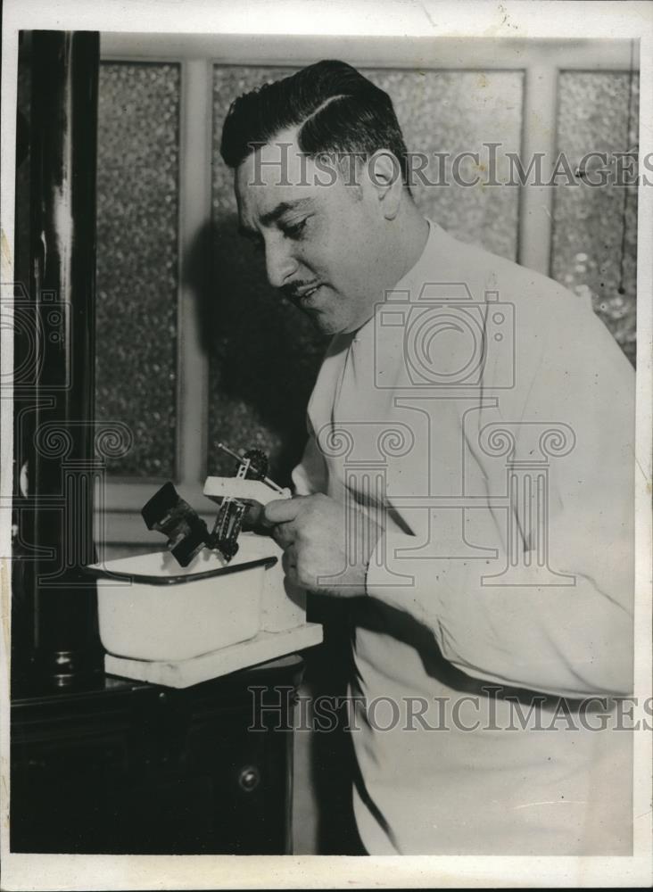 1932 Press Photo Dr ST Jonas Inventor Daylight Developing of Films - Historic Images