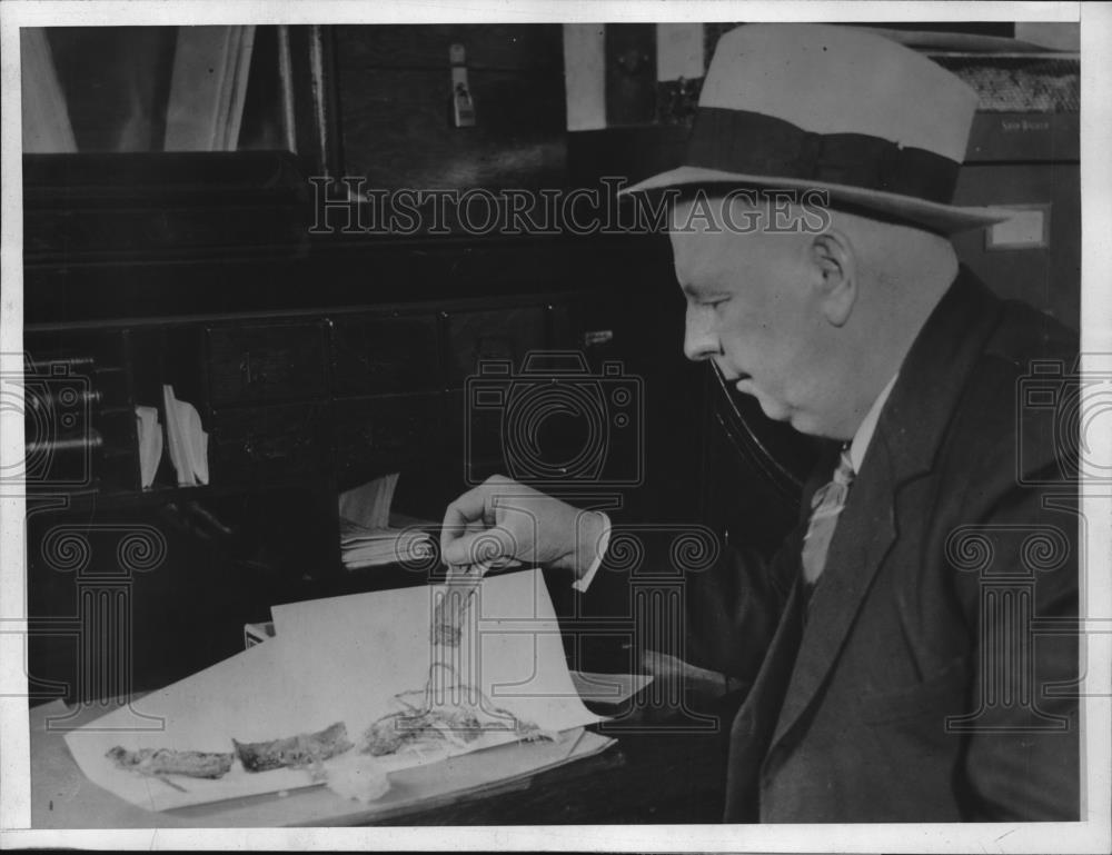 1933 Press Photo Detective Elmer Ball &amp; bomb fragments in Detroit, Mich - Historic Images