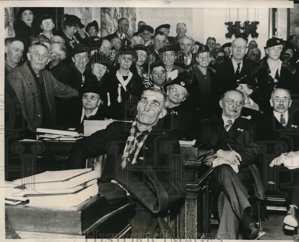 1939 Press Photo Madison, Wis. crowd of elderly at atat capitol for pension plan - Historic Images