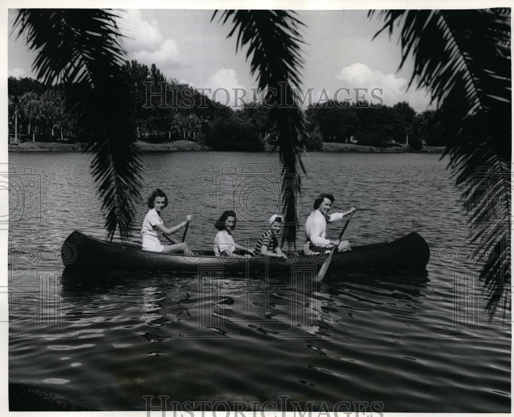 1941 Press Photo St. Pete Junior College Mirror lake Dorothy Agurk, Mildred - Historic Images