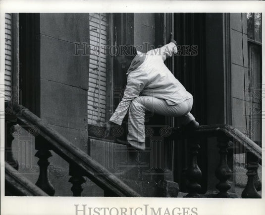 1970 Press Photo Brooklyn, NY man trying to break into a building - neb61082 - Historic Images