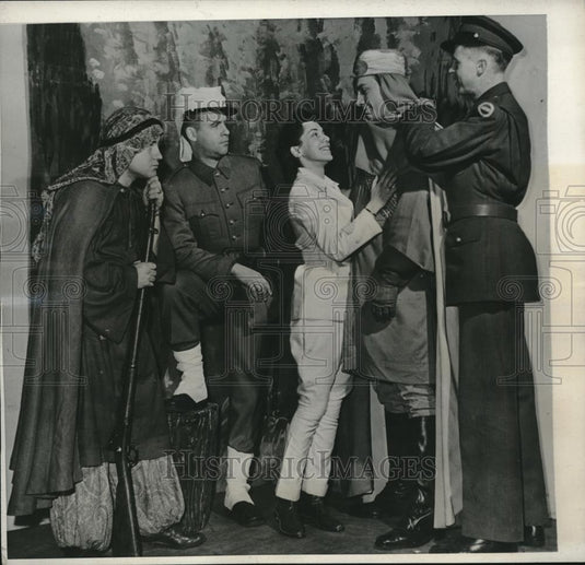 1943 Press Photo Pvt. D. Mears, Henry Binney, D. Perry, Pvt. J. Myhers - Historic Images
