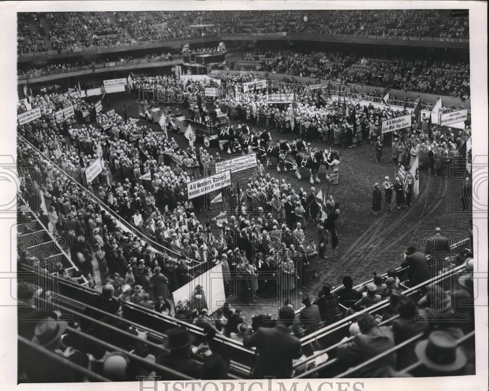 1950 Press Photo 4-H Club Parade in International Amphitheater of Stock Yards - Historic Images