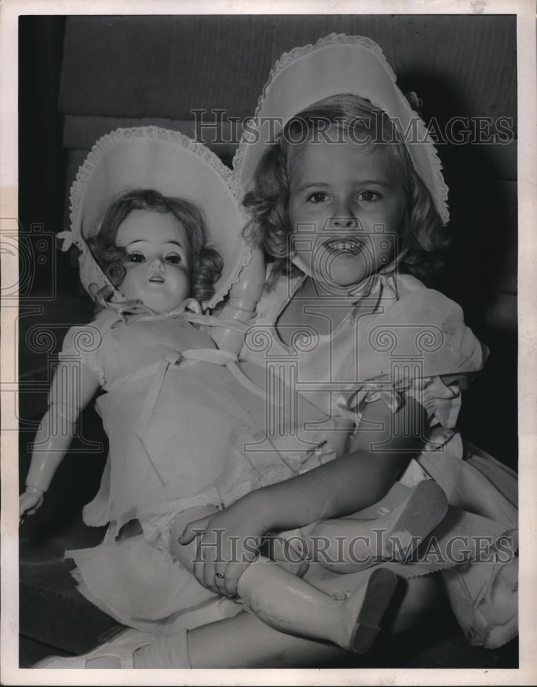 1949 Press Photo Laurel Marie Rubin With Her Look-a-Like Doll - Historic Images