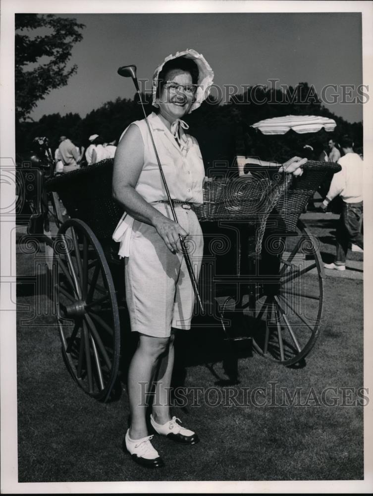 1961 Press Photo Mrs Frank Elderkin, playing golf at the Ladies Field Day - Historic Images