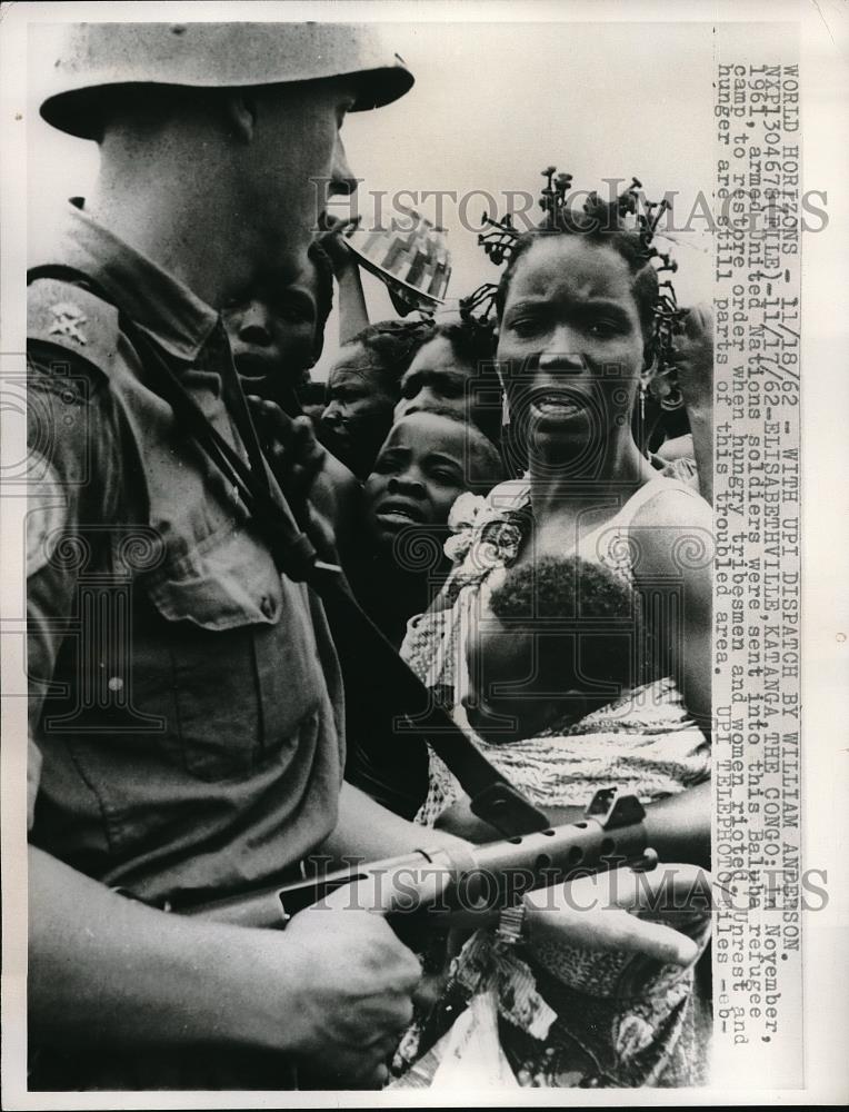 1962 Press Photo U.N Soldiers with Hungry Tribesmen rioted at Baluha Camp. - Historic Images