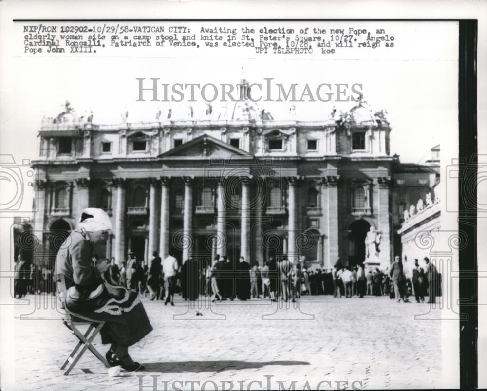 1958 Press Photo Elderly Woman Waits On Camp Stool Waiting For Word On Election - Historic Images