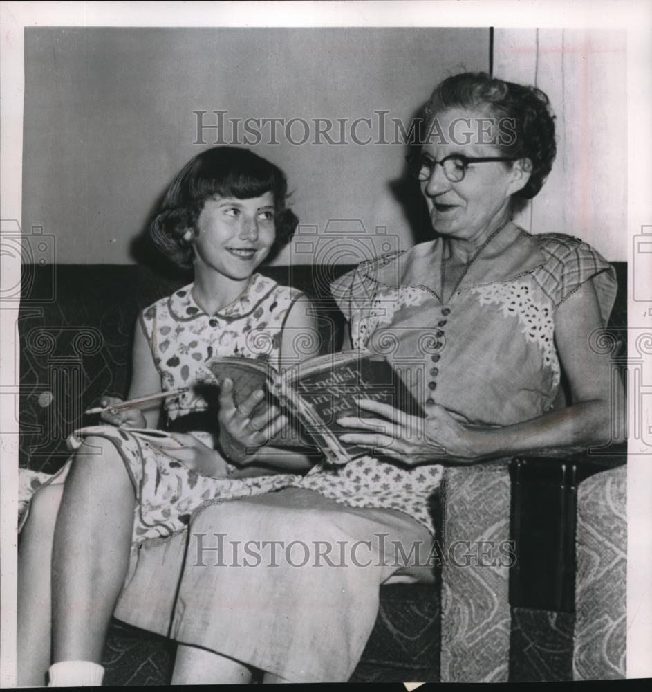 1954 Press Photo Cinncinati, Ohio Pat Brewer &amp; grandmother Mrs J Jordan - Historic Images