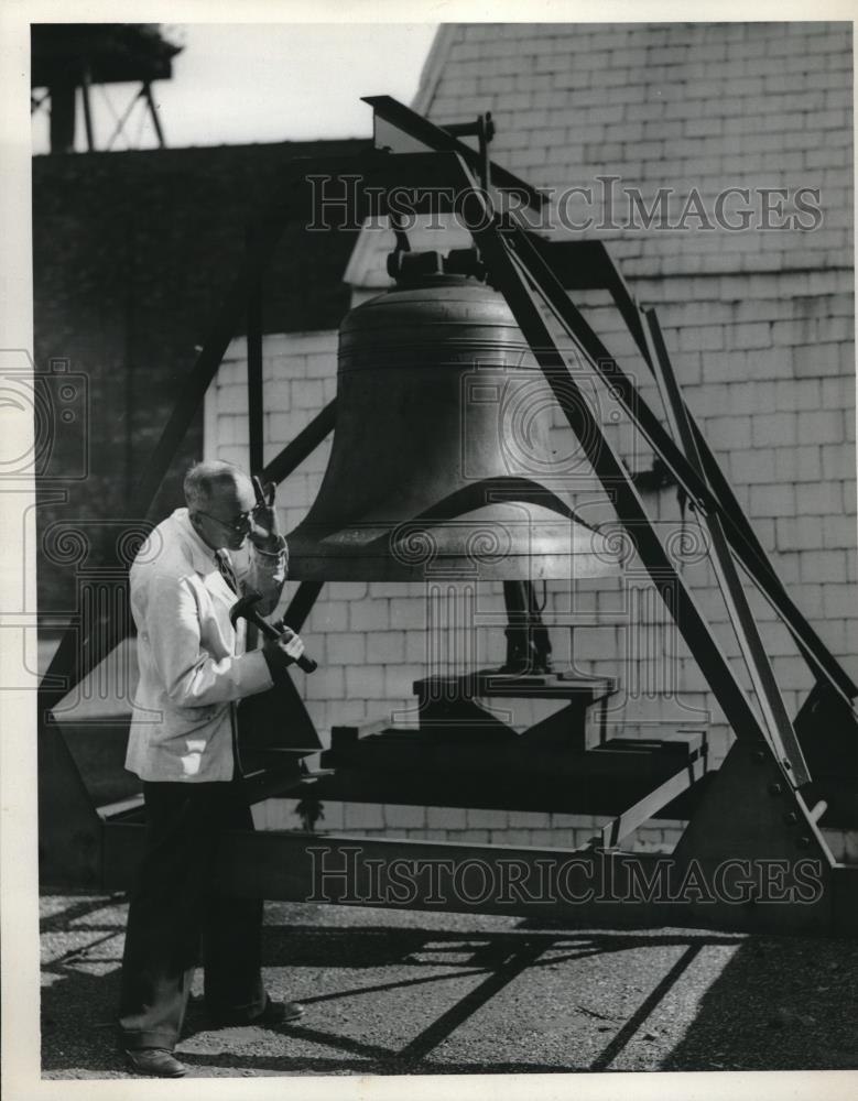 1937 Press Photo George Flattery Liberty Bell Philadelphia Pennsylvania - Historic Images