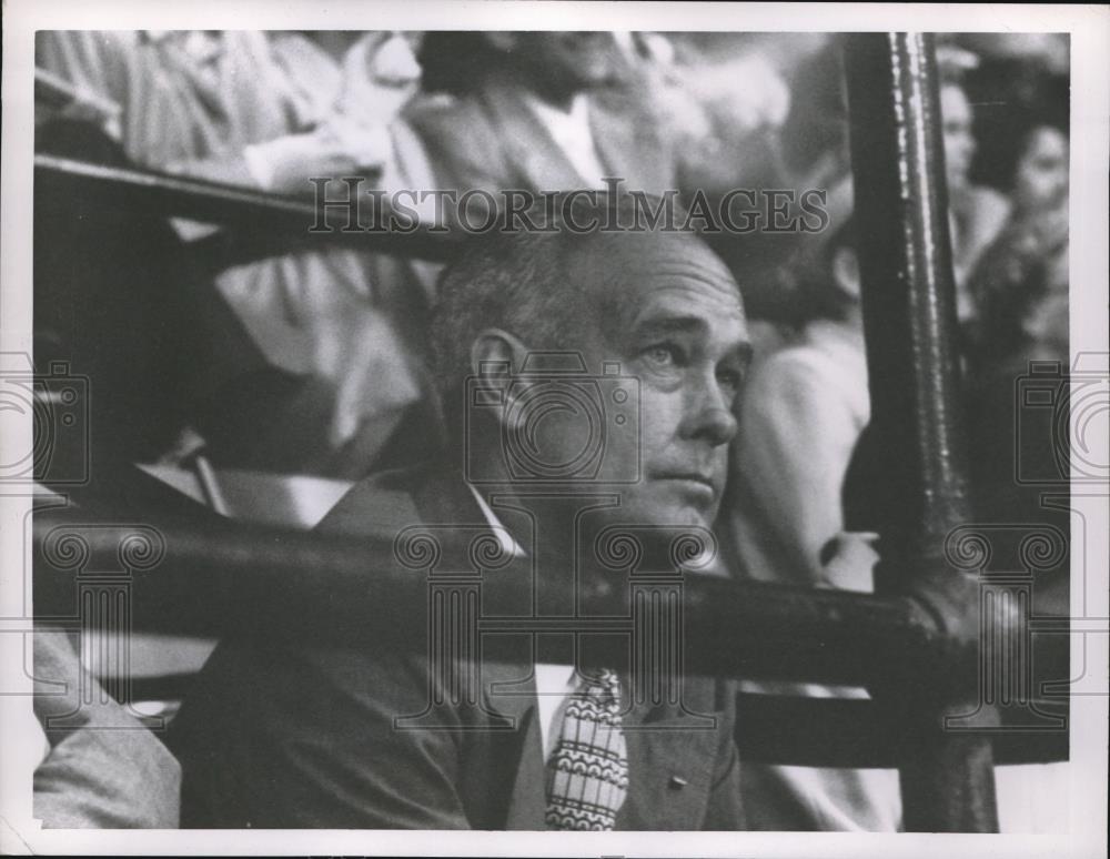 1952 Press Photo Ellis Ryan enjoying the horse race match at the stands - Historic Images