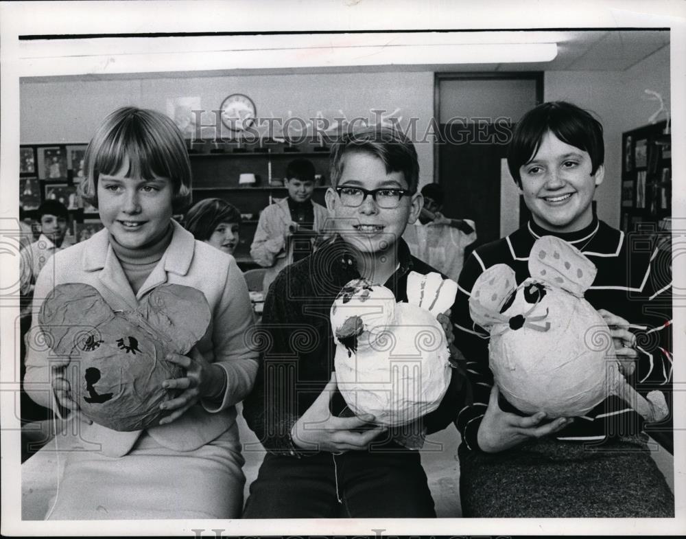 1969 Press Photo Brecksville Elementary, M. Ellsworth, R. Redner, Mary Kollin - Historic Images