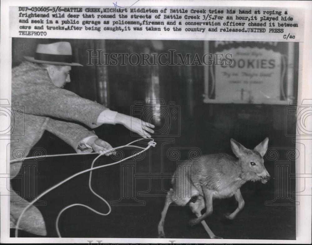 1958 Press Photo Battle Creek, Mich Art Middleton roping a wild deer in town - Historic Images