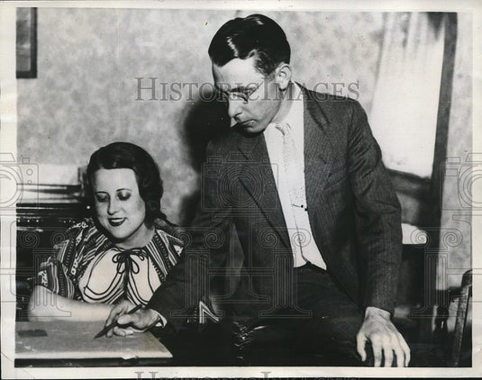 1932 Press Photo Mrs Bennett Griffin & Jeff Griffin checking on route taken - Historic Images