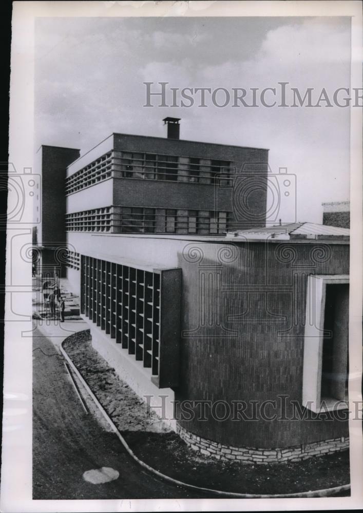 1954 Press Photo Modernistic Plant of La Johnson Francaise in Paris Suburb. - Historic Images