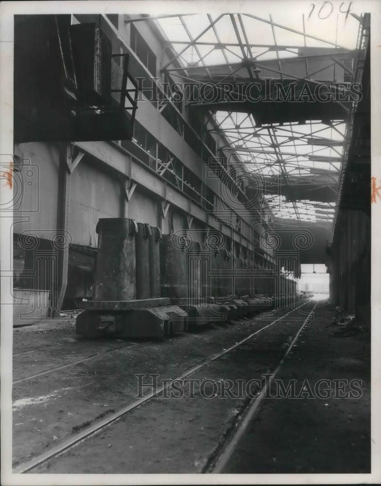 1951 Press Photo Idle cranes &amp; molding machine during strike at Republican Steel - Historic Images