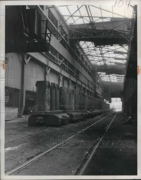 1951 Press Photo Idle cranes & molding machine during strike at Republican Steel - Historic Images