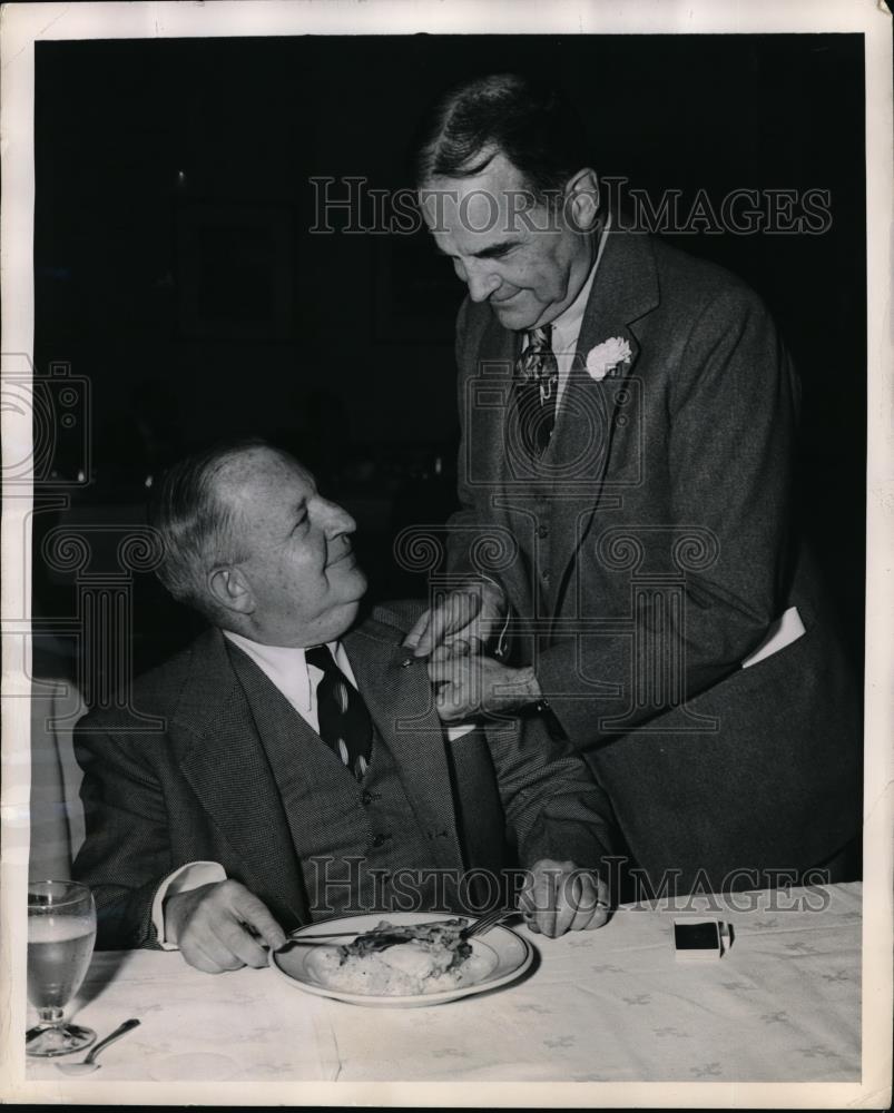 1949 Press Photo Gordon Edwards talking to Irving Olds and awarding him - Historic Images