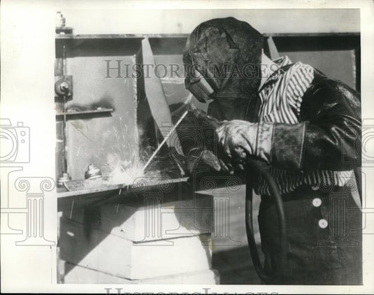 1942 Press Photo A man welding with a torch - neb60903 - Historic Images