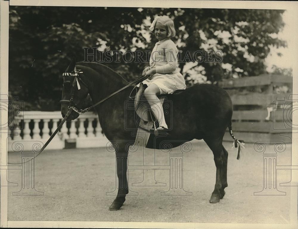 1926 Press Photo Jane Aldbright on her pony at Manhassett, L.I. NY - Historic Images